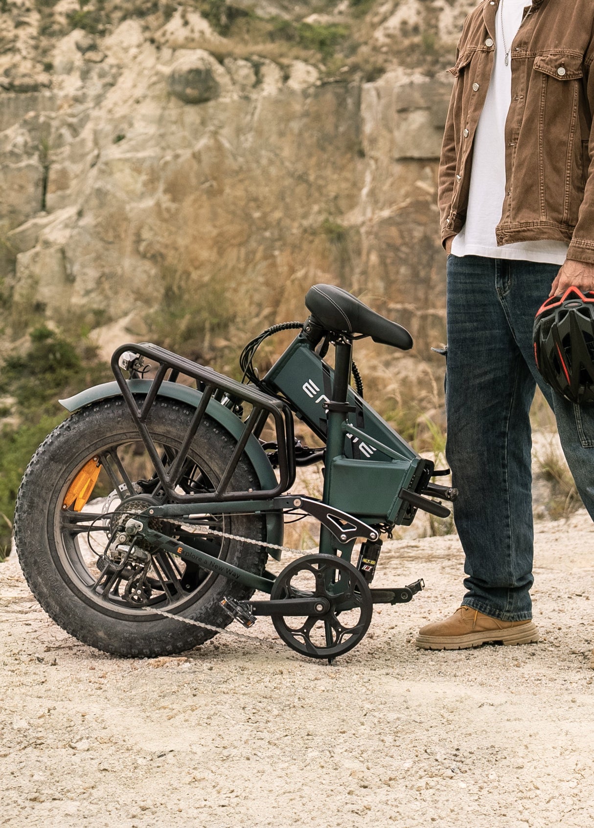 un uomo in piedi accanto a una bici elettrica compatta engwe engine pro 2.0 piegata