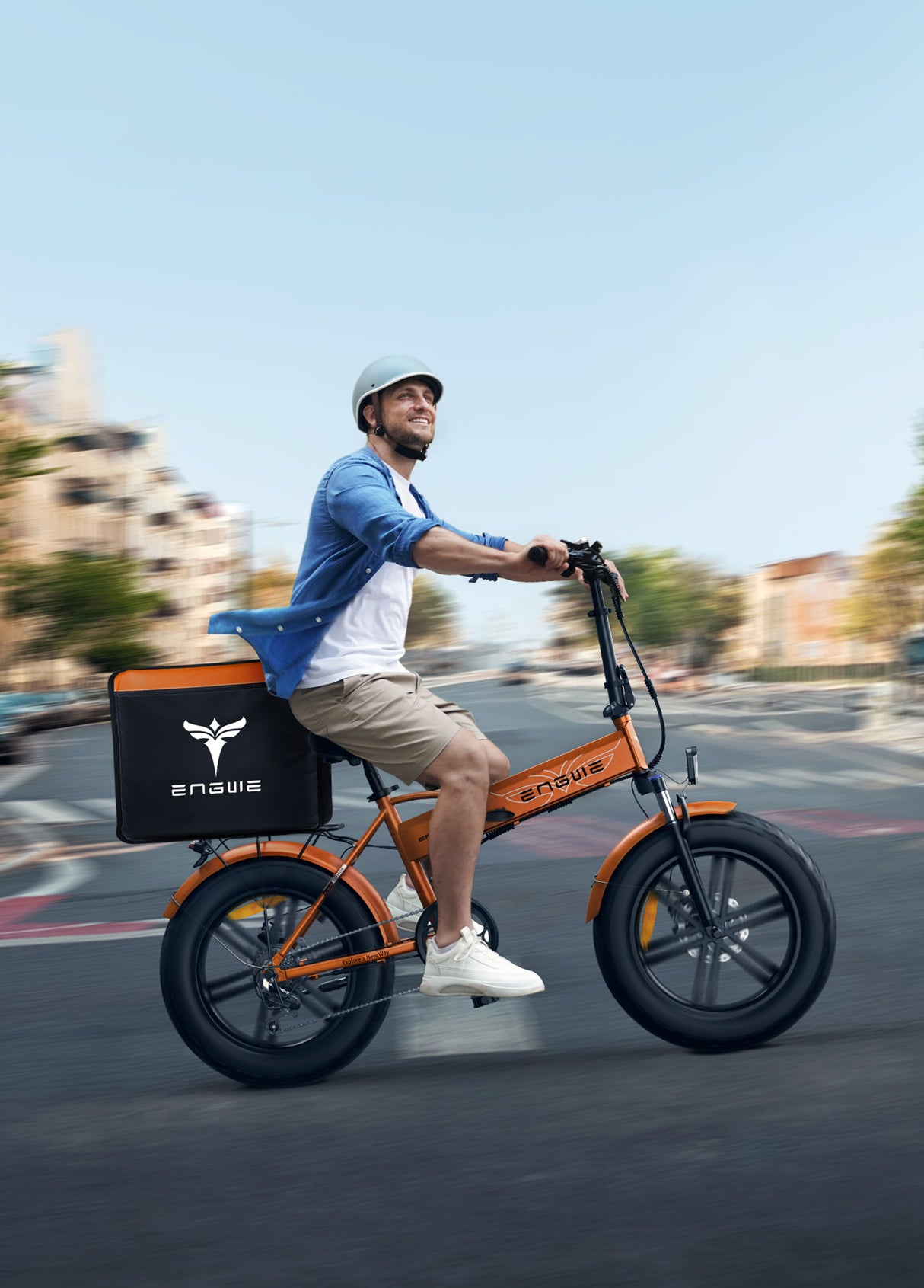 un uomo in sella a una fat bike elettrica 
arancione engwe ep-2 boost