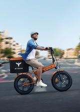 un uomo in sella a una fat bike elettrica 
arancione engwe ep-2 boost